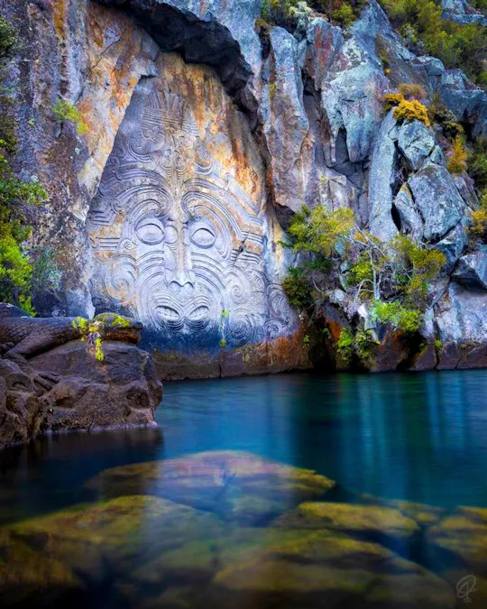 17.00 uur Scenic Ngātoroirangi Māori rotstekeningen boottocht - uitzicht en sfeer