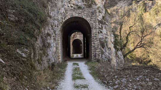 Esperienza di escursionismo guidato su una ferrovia abbandonata per piccoli gruppi