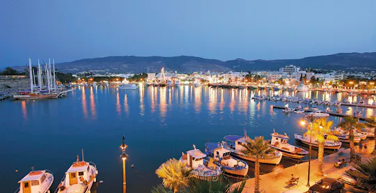 Kos-stad 's avonds