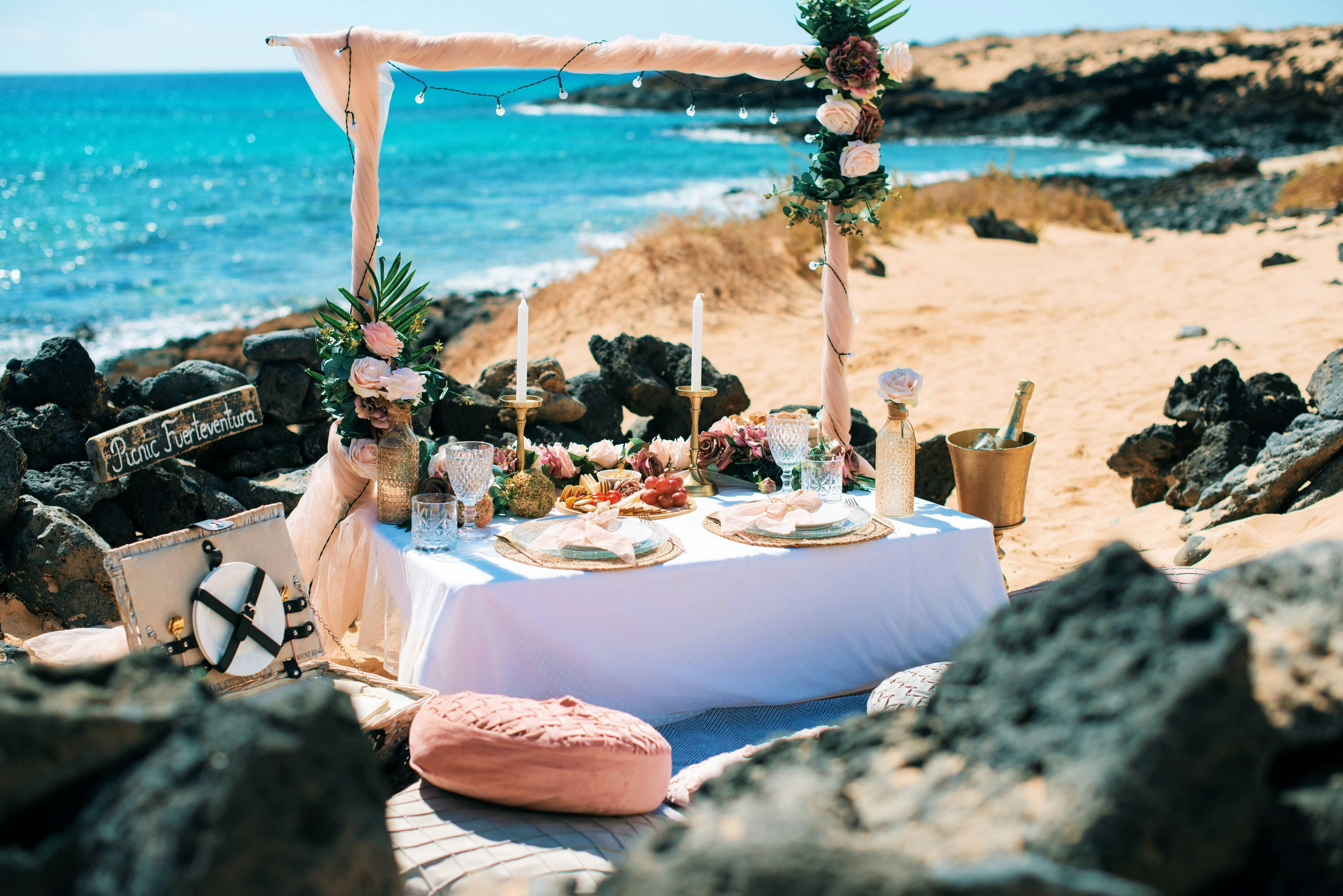 Picnic romantico per due sulla spiaggia di Fuerteventura