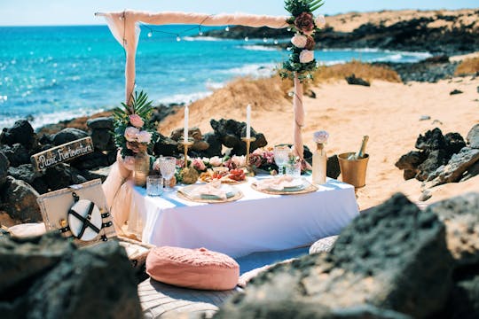 Picnic romántico en la playa de Fuerteventura para dos