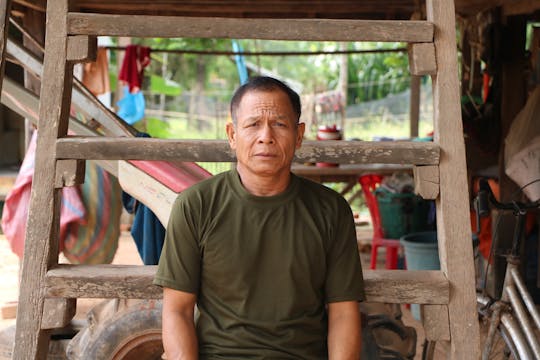 Reunião guiada com um sobrevivente de mina terrestre em Siem Reap