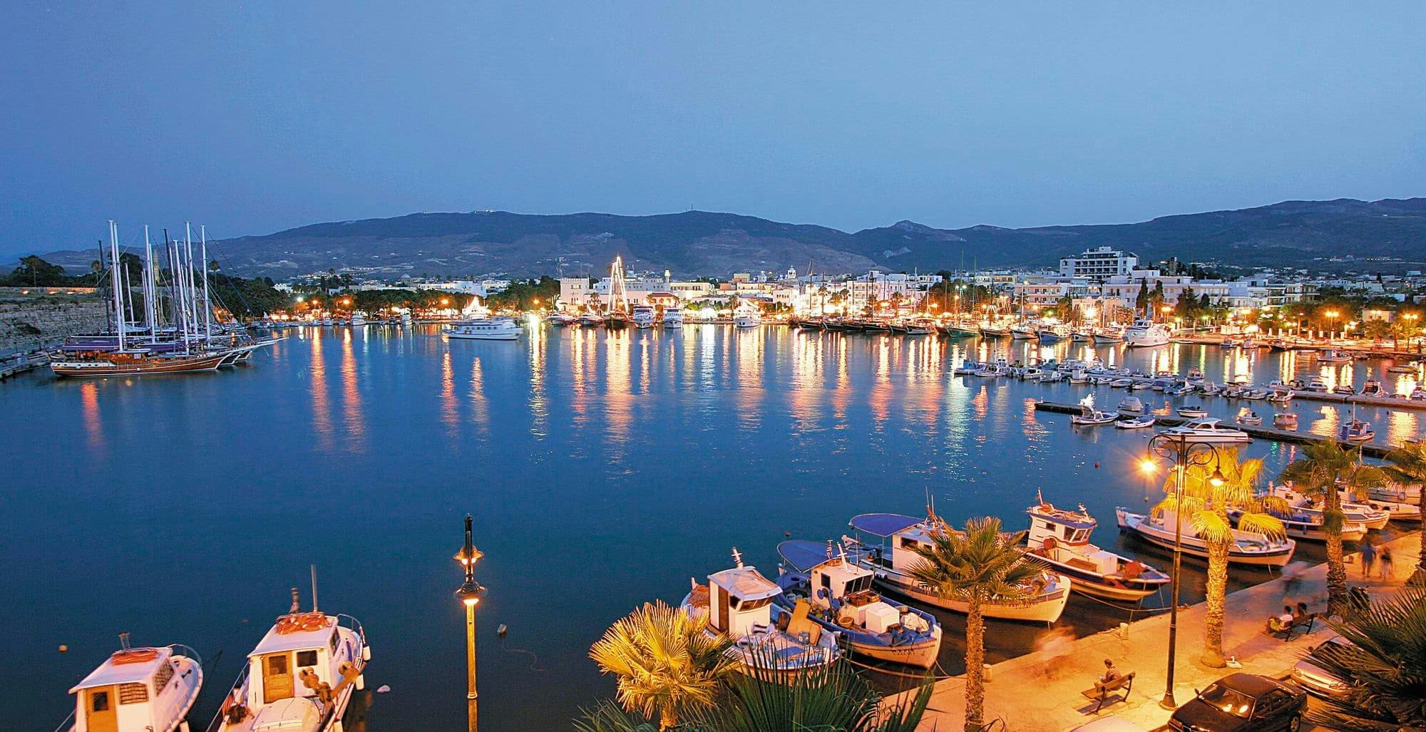 La ciudad de Kos de noche