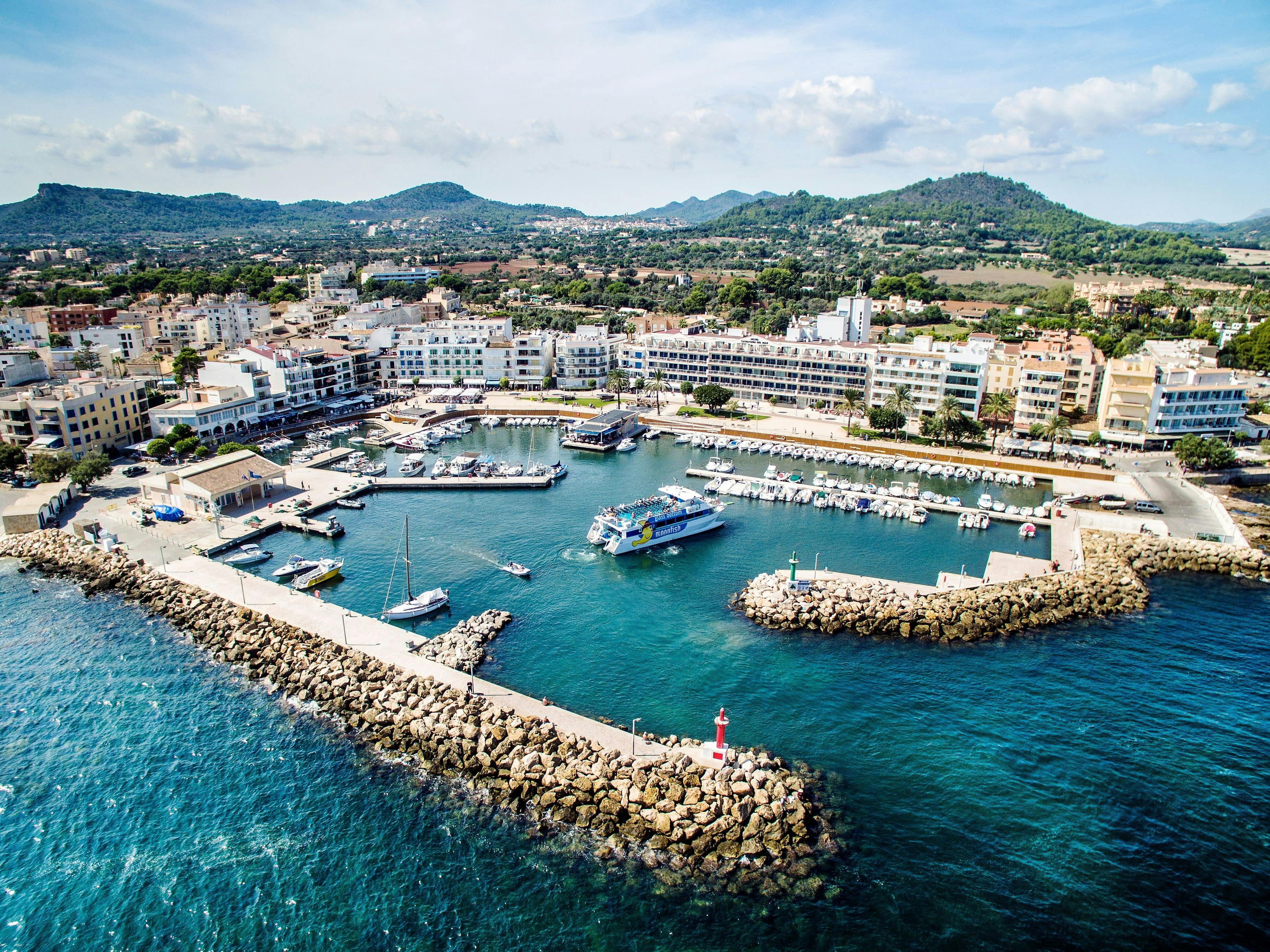 Excursión de 2 horas en barco con fondo de cristal y parada para nadar en Cala Varques