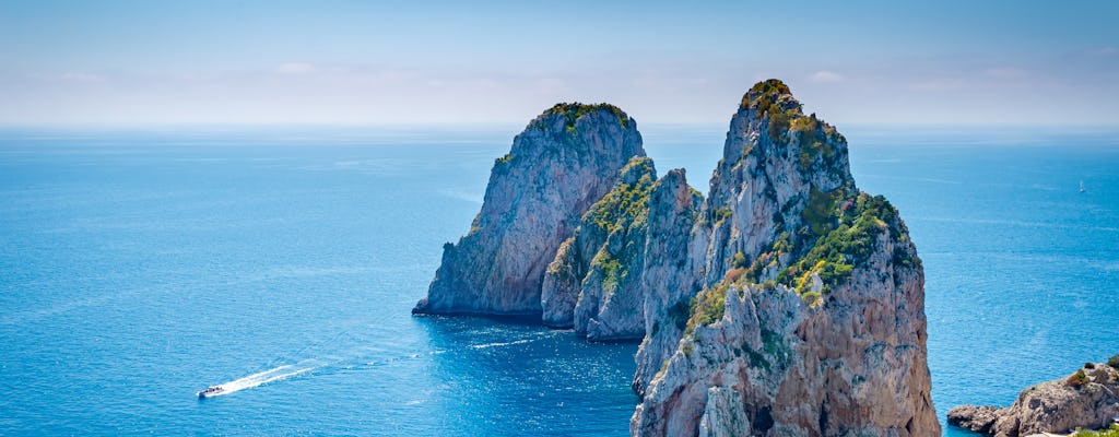 Paseo en barco por Capri con parada opcional en la Gruta Azul