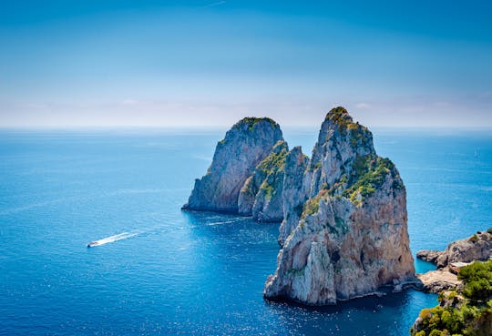 Paseo en barco por Capri con parada opcional en la Gruta Azul