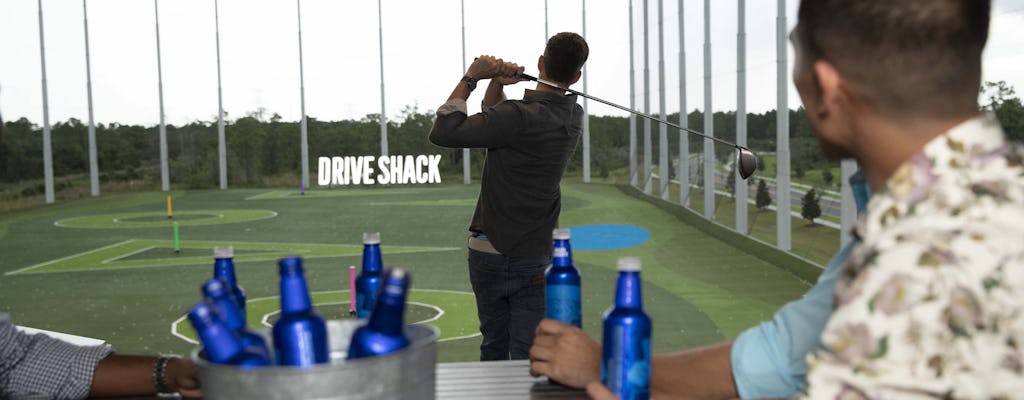 BayPlay Golf per un massimo di 2 persone più $ 50 di credito per cibo e bevande