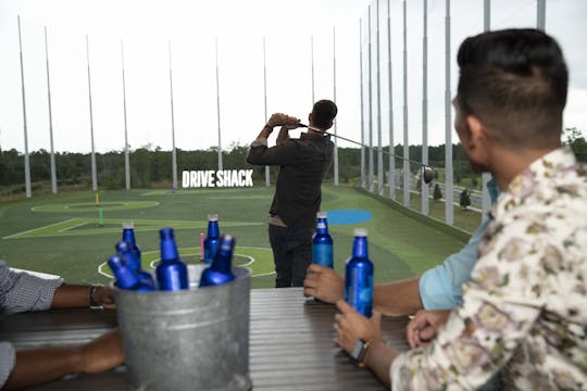 BayPlay Golf para até 2 pessoas, mais US$ 50 de crédito em comida e bebida