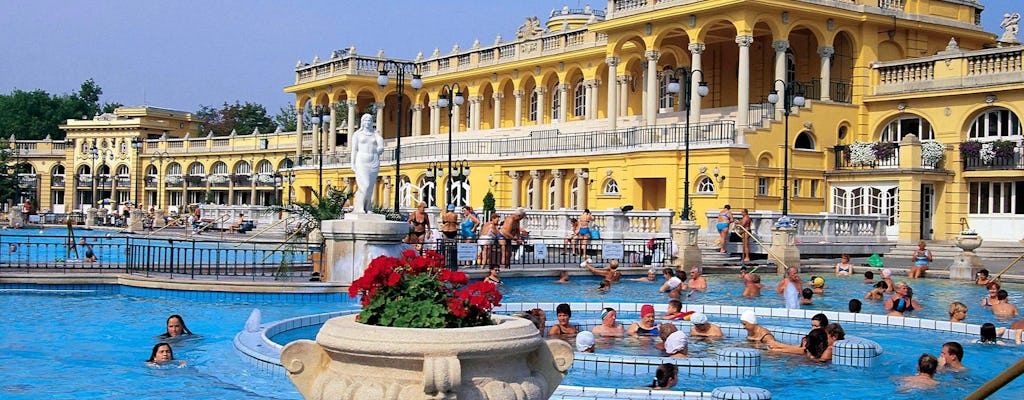 Experiencia combinada de paseo en barco con cena por Budapest y balneario de Széchenyi