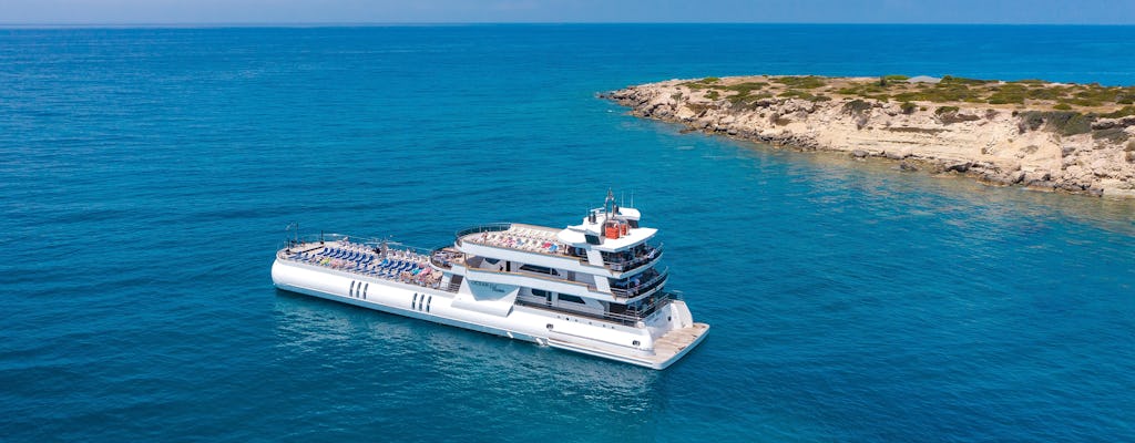 Crucero nocturno Paphos Ocean Vision con espectáculo y transporte