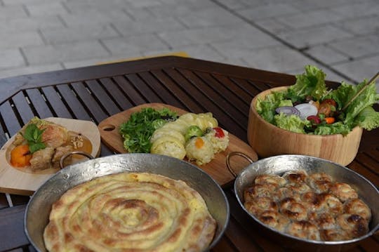Cena tradicional bosnia con lugareños