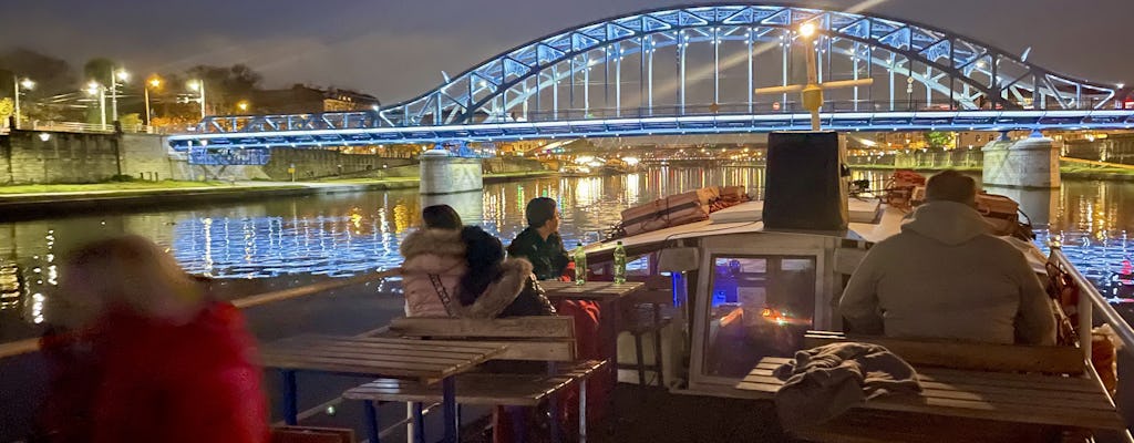 Paseo nocturno en barco por Cracovia con una copa de vino