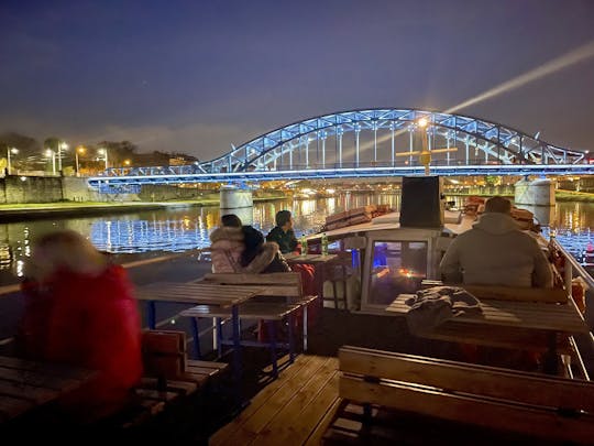 Paseo nocturno en barco por Cracovia con una copa de vino