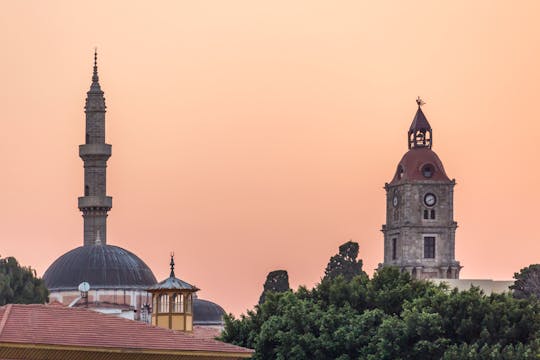 La ville de Rhodes en soirée