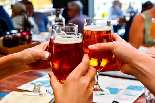 Cruzeiro pela cervejaria de Brisbane no crepúsculo