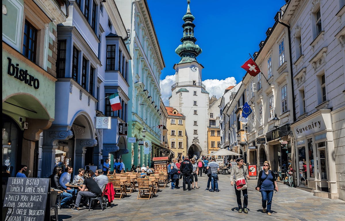 Stadstour door Bratislava vanuit Wenen met lunch en bierproeverij