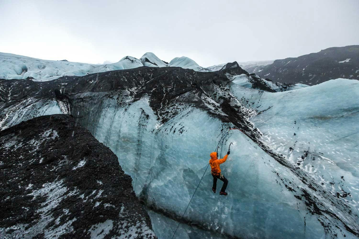 Wanderabenteuer auf dem blauen Eisgletscher am Sólheimajökull