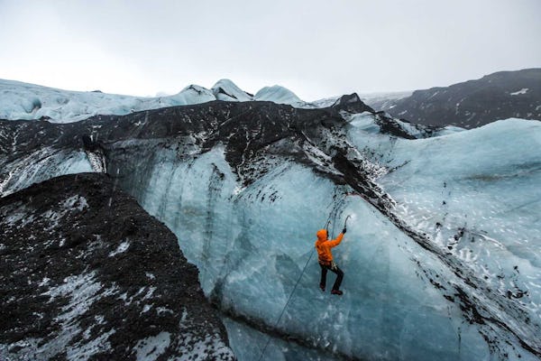 Avventura escursionistica sul ghiacciaio del ghiaccio blu a Sólheimajökull