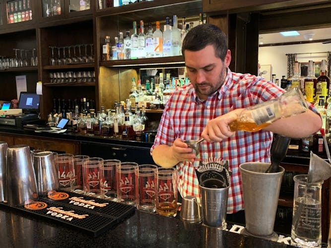 Cocktails, mocktails, and bites guided walking tour with tasting in Sacramento