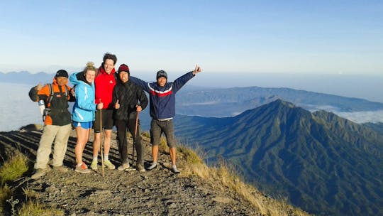 Excursión de senderismo al amanecer en el monte Agung