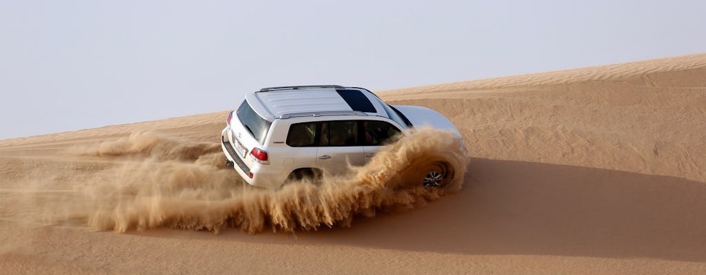 Dune bashing, quadriciclo, passeio de camelo e passeio de safári