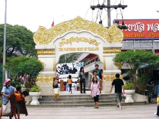 DOŁĄCZ DO WYCIECZKI Chiang Rai Jednodniowa wycieczka (Gorące źródło - Biała Świątynia - Niebieska Świątynia - Złoty Trójkąt - Karen Long Neck - Granica Mesai)