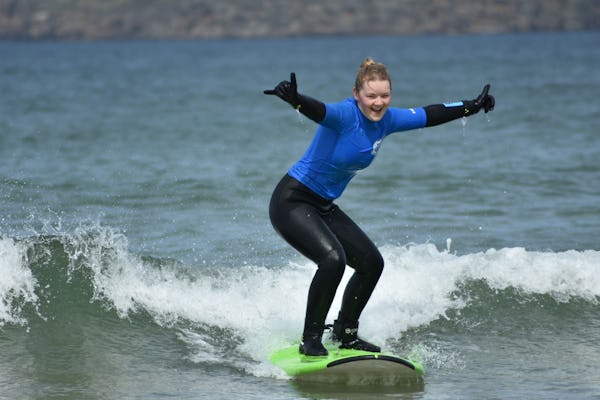 Lezione di surf di gruppo sulla costa settentrionale della Scozia