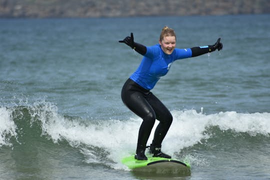 Lección de surf en grupo en la costa norte de Escocia