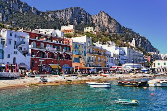 Passeio de barco em Capri saindo de Sorrento com parada opcional para nadar