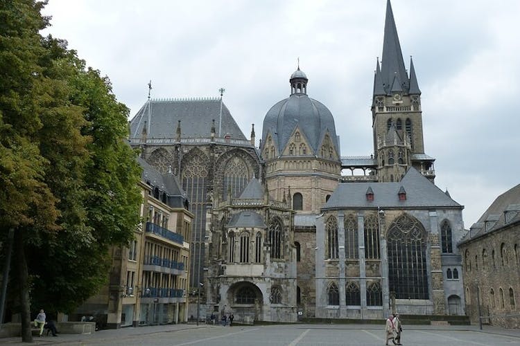Self guided tour with interactive city game of Aachen