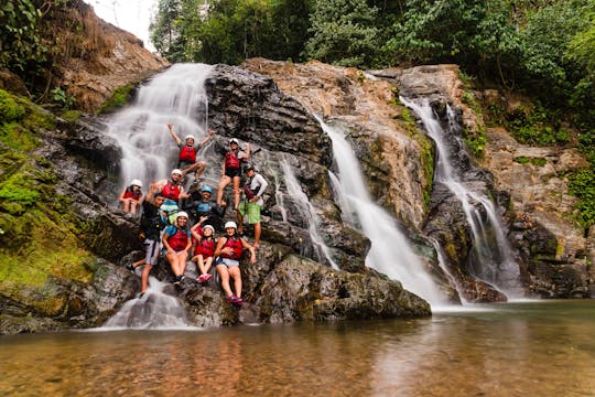 Medio día de rafting en el río Savegre con transporte