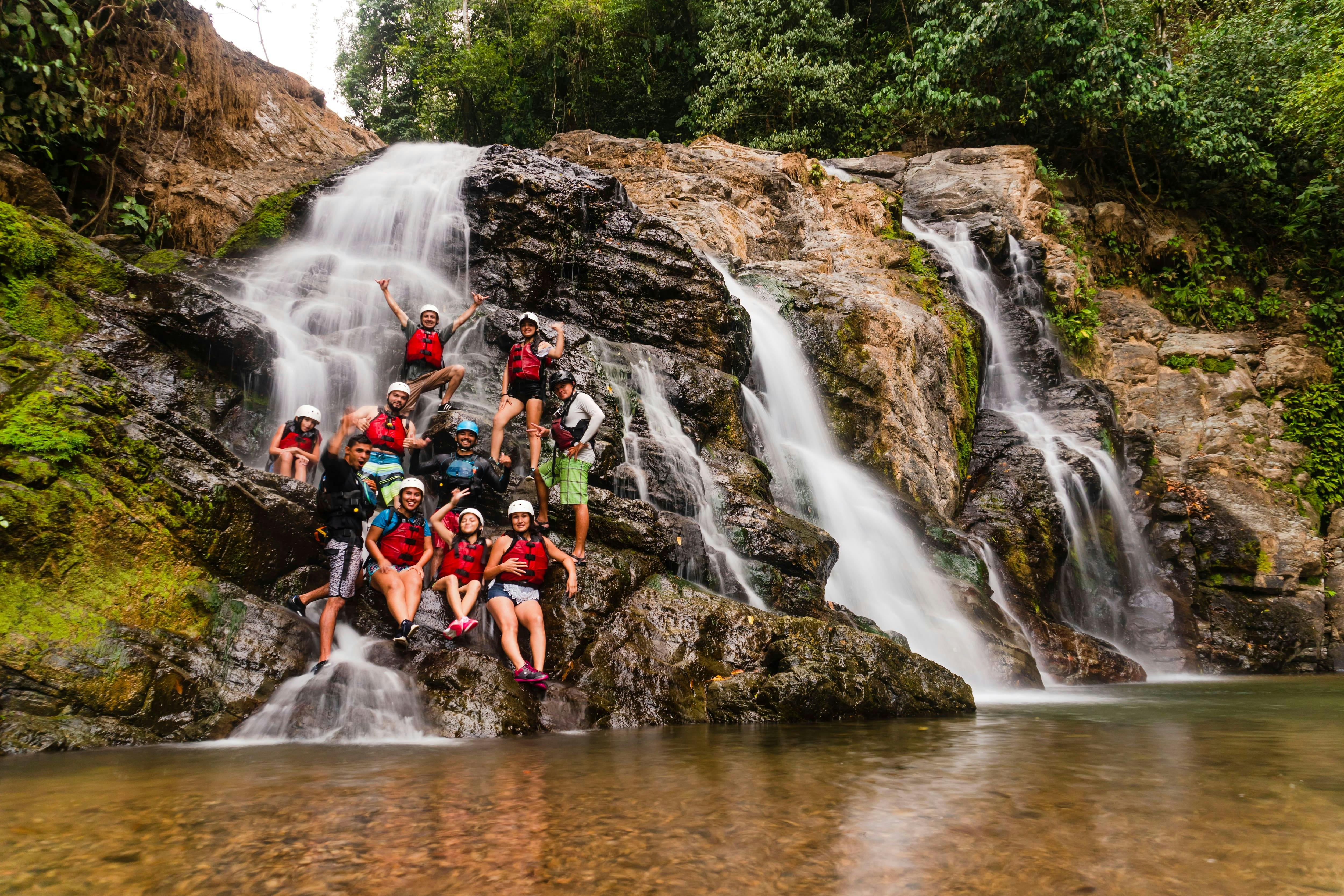 Demi-journée de rafting en eaux vives sur la rivière Savegre avec transport