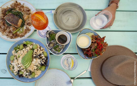 Gourmet lunch and street art tour with augmented reality app