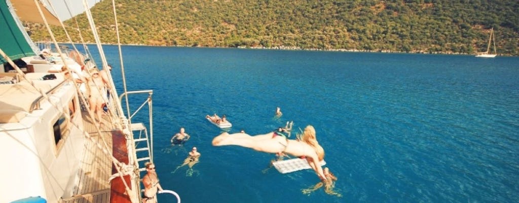 Passeio de barco com tudo incluído em Bodrum