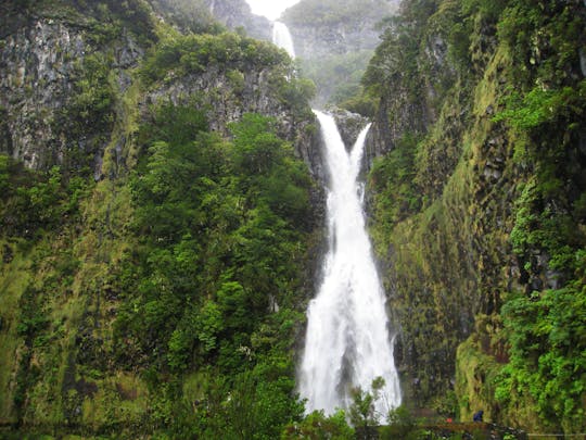 Wycieczka piesza do doliny Rabaçal, wodospadu Risco i 25 fontann