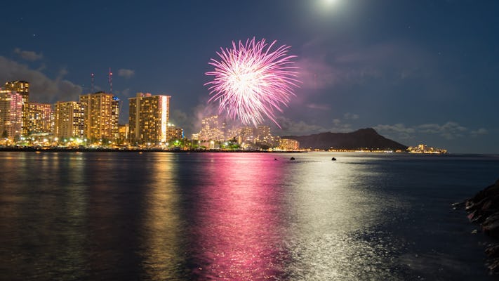 Feuerwerks-Gondelfahrt und Hop-on-Hop-off-Bus in Waikiki
