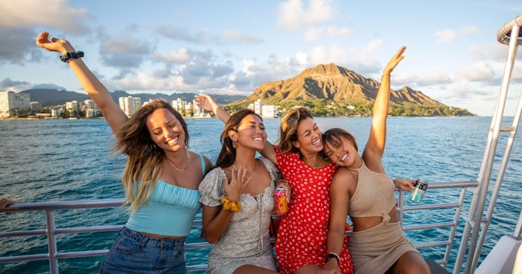 Waikiki party cruise with live DJ