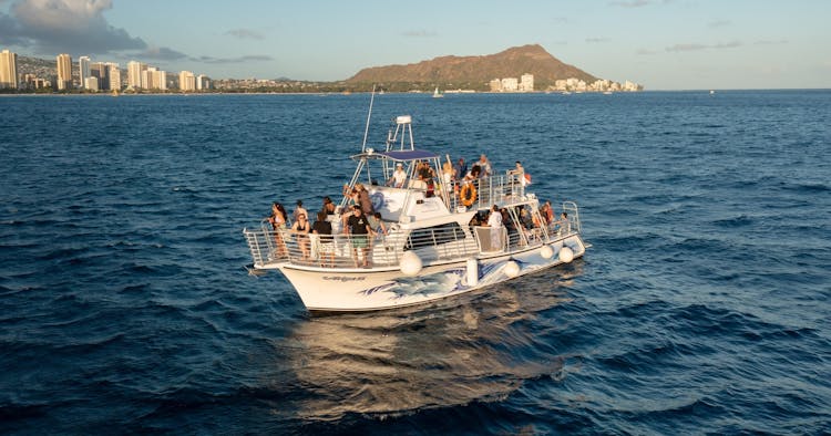 Waikiki party cruise with live DJ