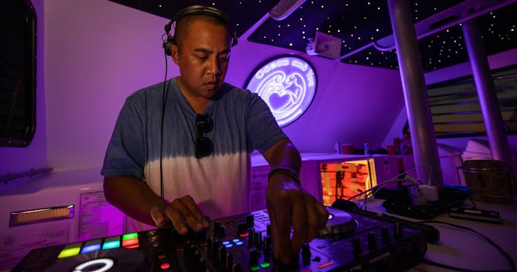 Waikiki party cruise with live DJ