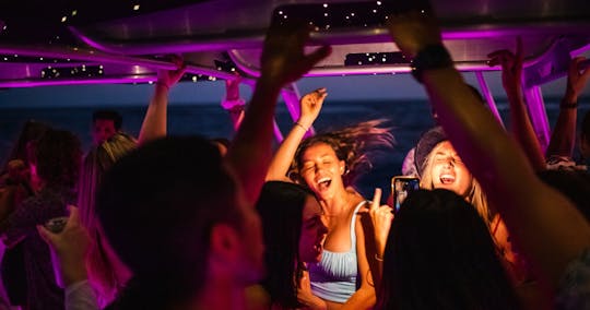 Waikiki party cruise with live DJ