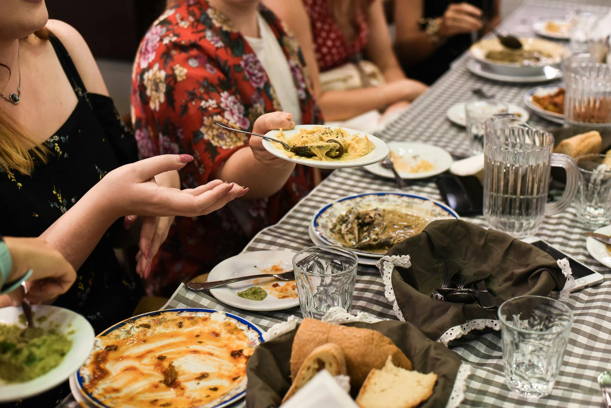 Visite privée à pied d'un groupe de gastronomes grecs à Athènes