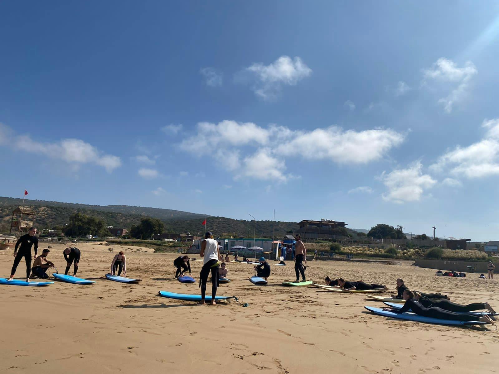 Lección de surf con recogida en Agadir y Taghazout.