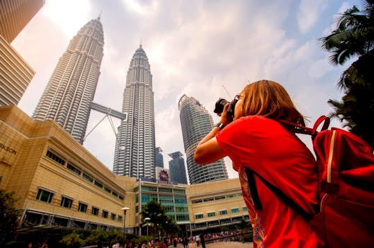 Private Tour zu den Petronas Twin Towers ohne Anstehen und zu den zehn schönsten Wundern ab Kuala Lumpur