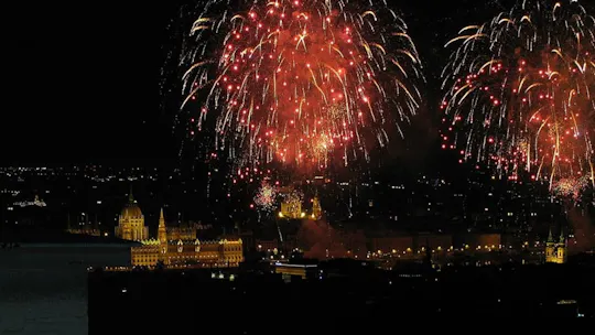 Fogos de artifício no Dia de Santo Estêvão, com jantar de 4 pratos num cruzeiro e música de piano no bar
