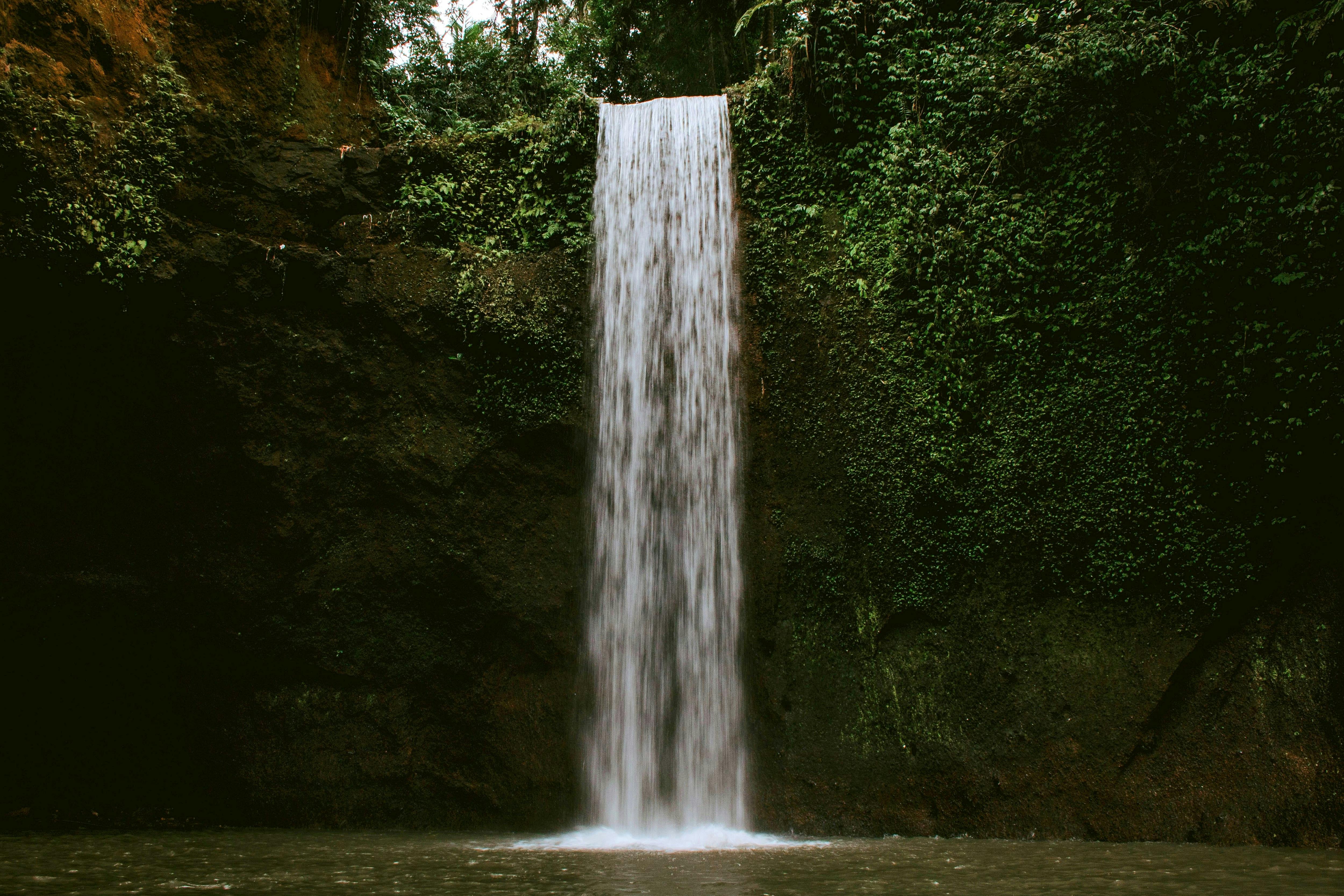 С какой высоты падает вода в водопаде