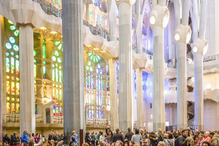 Sagrada Familia Fast Track and Park Guell Guided Tour with Transfers