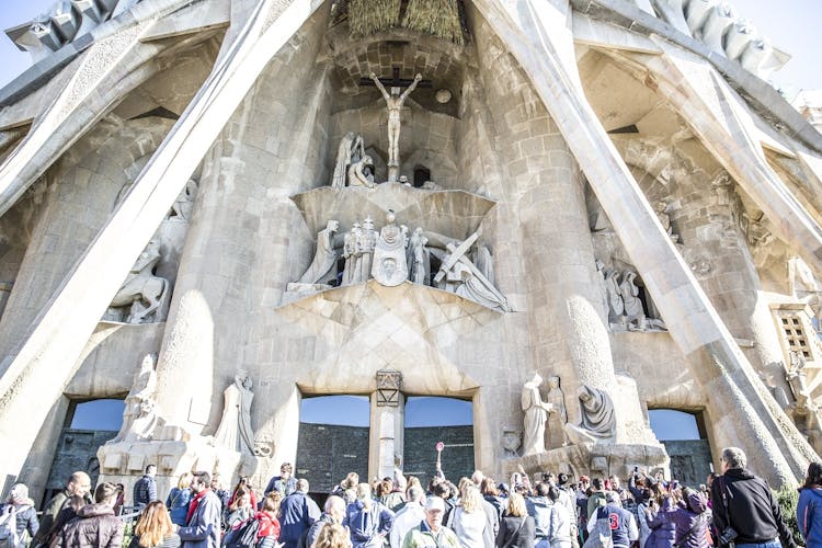 Sagrada Familia Fast Track and Park Guell Guided Tour with Transfers