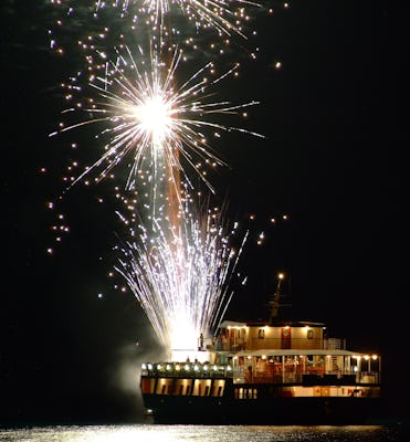 Jantar de fogos de artifício Wave Dancer e cruzeiro noturno com show saindo de Paphos