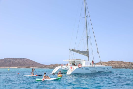 Crociera in catamarano di lusso per soli adulti da Corralejo con paella