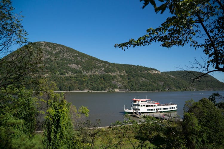 Hudson River foliage cruise with visit to Bear Mountain